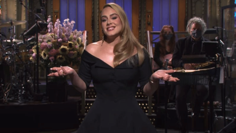 Foto de Adele durante participação no programa "Saturday Night Live", nos Estados Unidos - Reprodução/Twitter