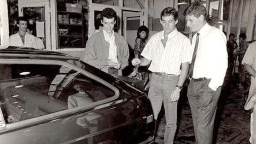 Da esquerda para a direita: Leonardo Senna, Ayrton Senna e Christian Schües durante visita do piloto à fábrica da VW no ABC