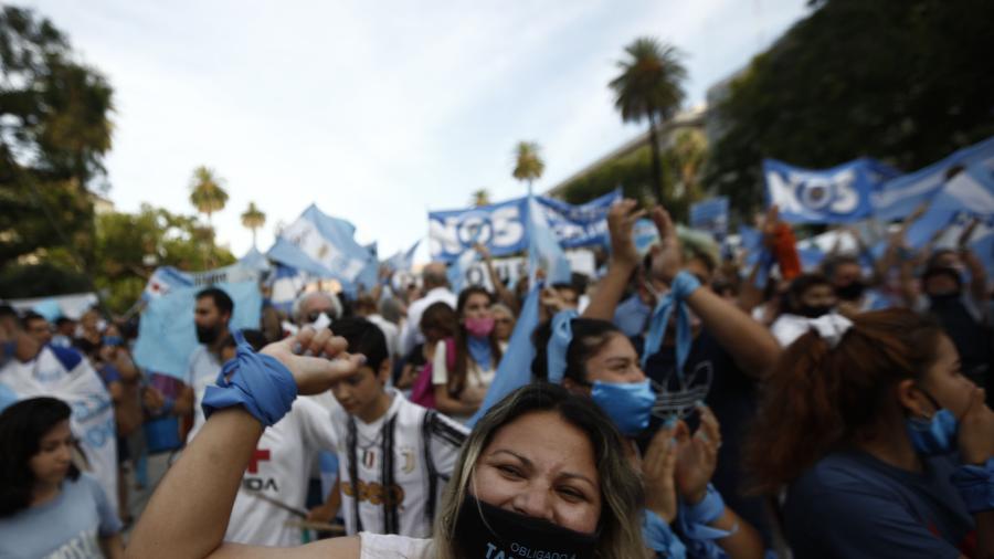 28.dez.2020 - Argentina registra protestos enquanto Senado se prepara para votar projeto que pode legalizar aborto - Emiliano Lasalvia / AFP
