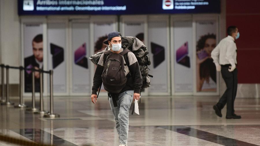 Aeroporto na Argentina; Com a decisão, a cada dia 1.400 pessoas que tinham passagem de volta ficarão no exterior sem autorização para embarcar - Getty Images