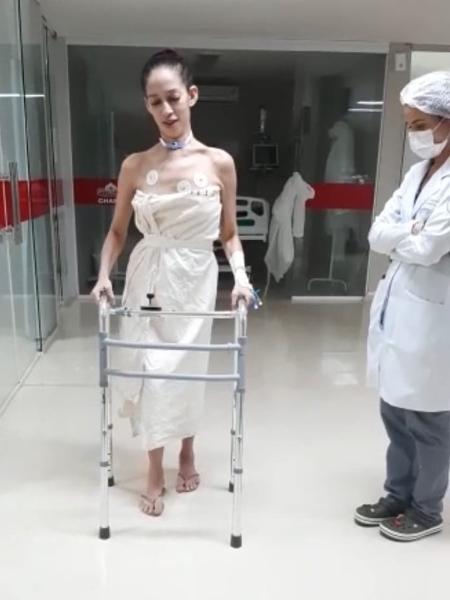 Dijane caminhando com apoio de um andador, ainda no hospital Chama - Arquivo pessoal - Arquivo pessoal