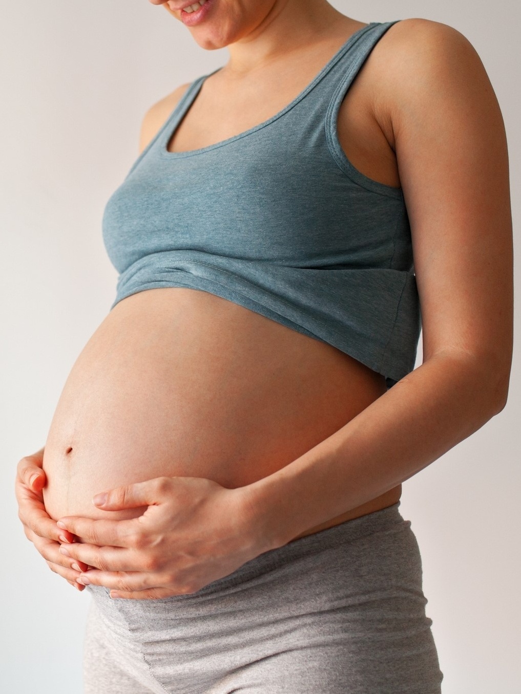 É normal ter 4 tipos de corrimentos na gravidez (mas estes 5 NÃO!), Mulher  Gravidez e bebês