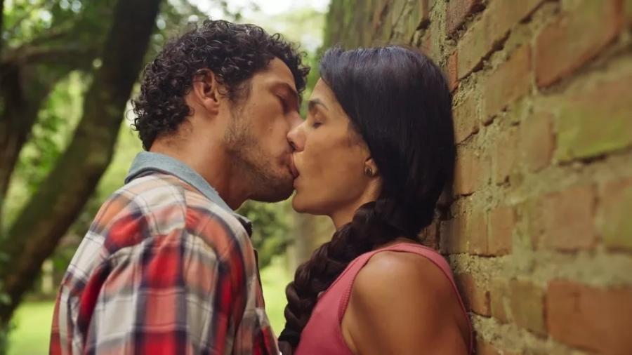 Tadeu (José Loreto) e Zefa (Paula Barbosa) dão primeiro beijo em "Pantanal" - Divulgação/Globo