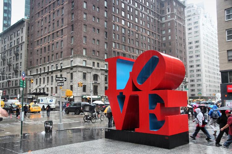 Escultura "Love" ou "Amor", assinada por Robert Indiana, na esquina da rua 55 com a 6ª Avenida em Nova York - tupungato/Getty Images - tupungato/Getty Images