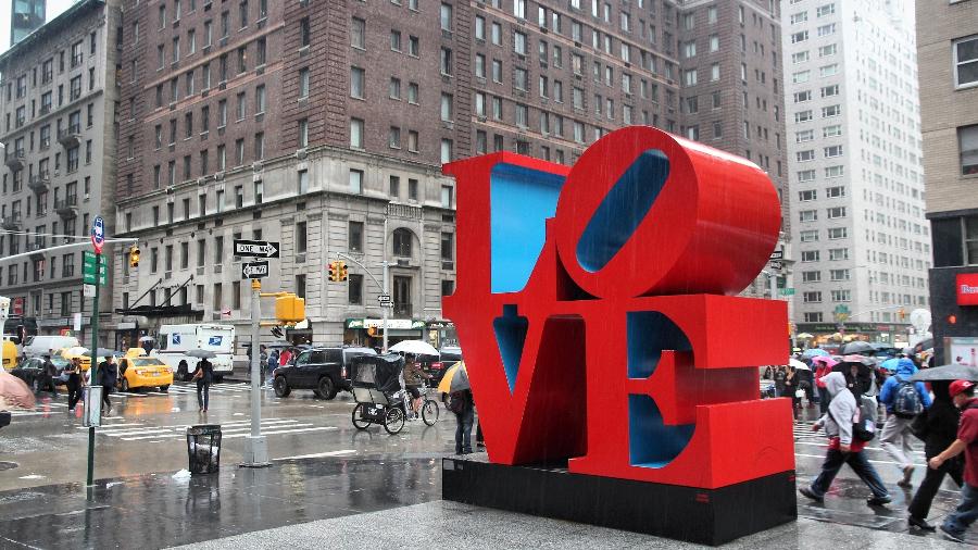 Escultura "Love" ou "Amor", assinada por Robert Indiana, na esquina da rua 55 com a 6ª Avenida em Nova York - tupungato/Getty Images