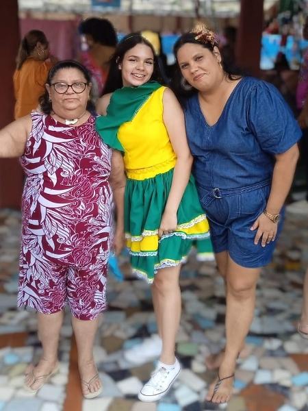 Mônica Soares com a mãe, Maria de Fátima, e a filha, Ana Monielly: ela diz que os pais foram curados graças a Nossa Senhora Aparecida - Arquivo pessoal