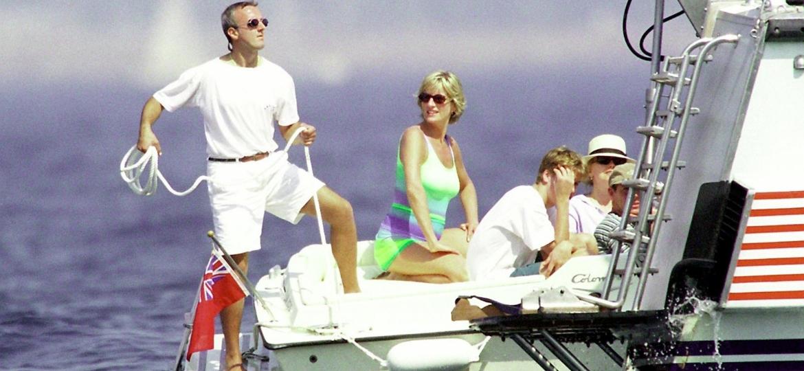 A princesa Diana com o príncipe William a bordo do iate Jonikal durante suas últimas férias de verão, em agosto de 1997 - Getty Images