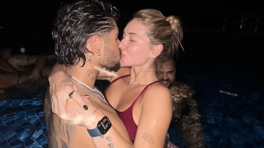 Virginia Fonseca e Zé Felipe dão beijão em piscina