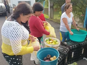 Feira do Bem: lixo reciclável 'vira' frutas e verduras no Paraná