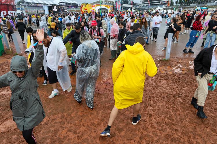 Lollapalooza Brasil 2024: chuva fez público andar na lama no 2º dia