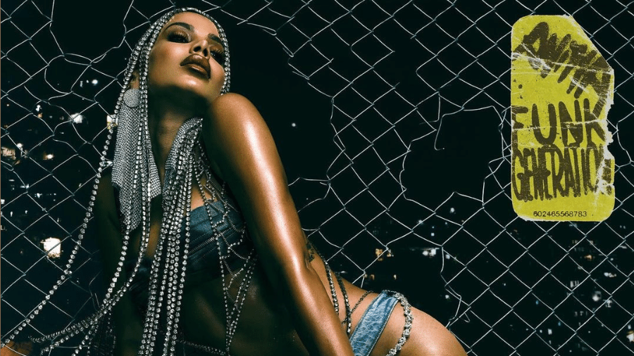 Anitta na capa do disco "Funk Generation" - Reprodução/Instagram @anitta