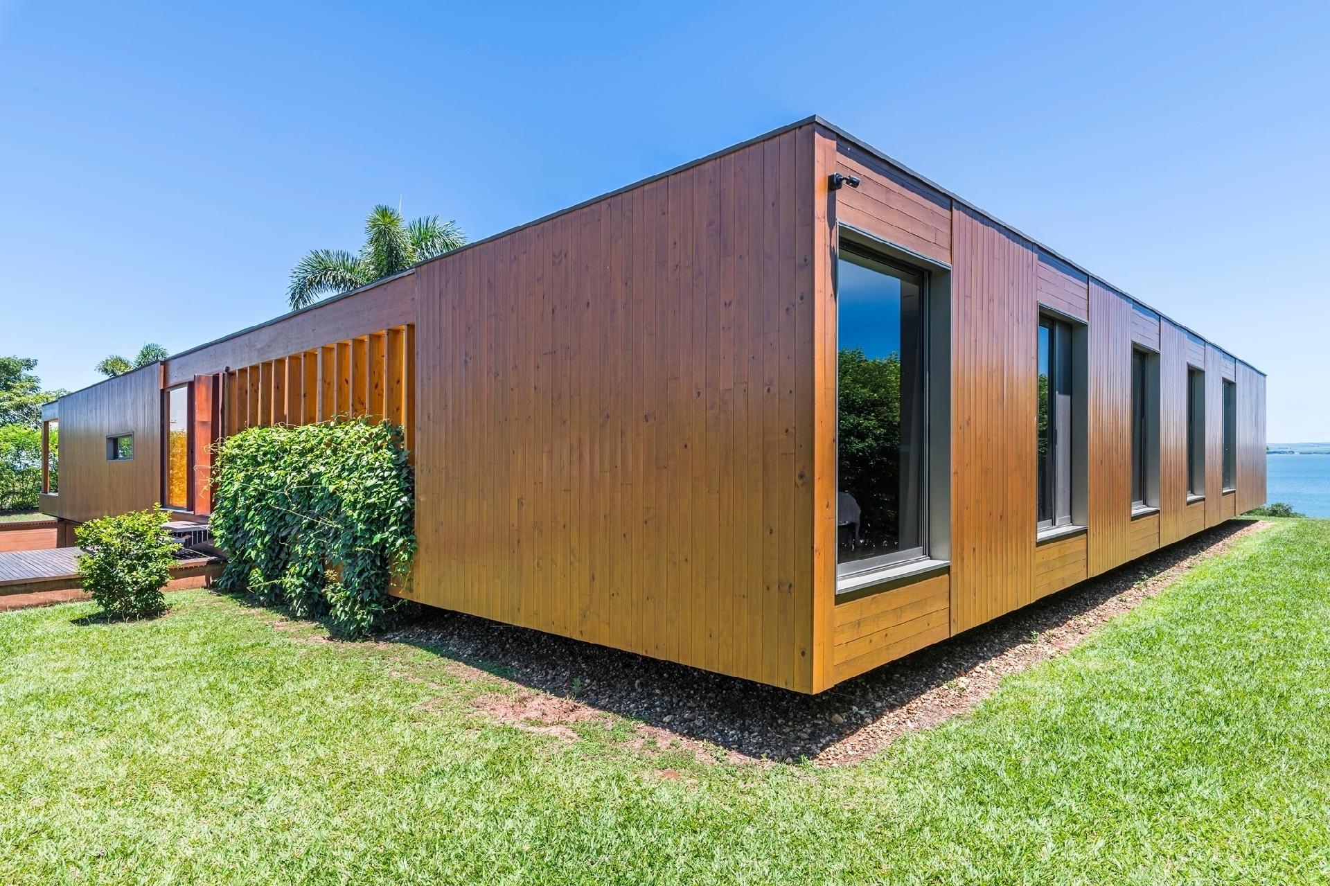 "A casa se organiza em dois núcleos separados por uma 'praça' interna; de um lado fica o living, com estar, lareira, sala de TV, jantar, cozinha e churrasqueira e voltados ao sol nascente estão os quartos", conta Shirlei. - Renato Navarro/Divulgação