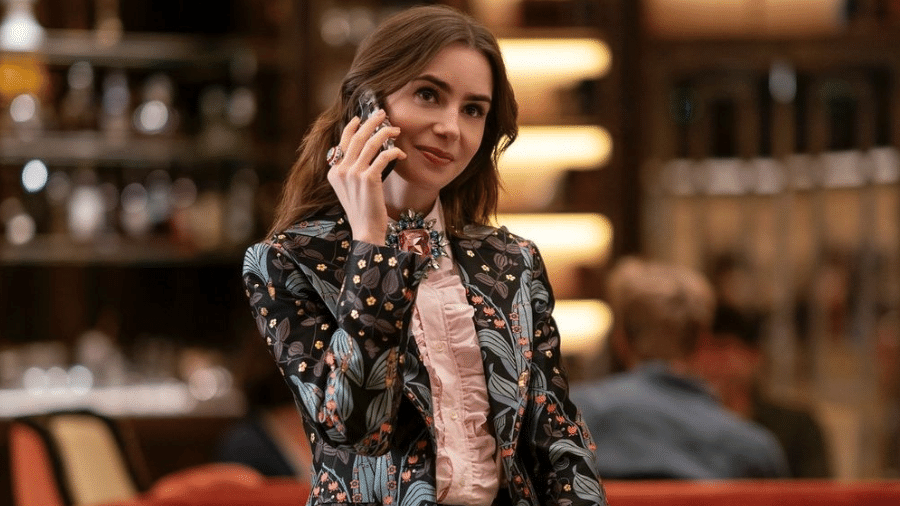 Lilly Collins em cena de "Emily em Paris"