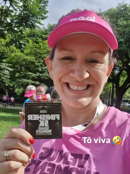 Depois da prova e com a medalha na mão, recebemos lanchinho com iogurte proteico e frutas