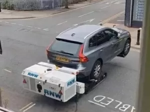 Como funciona robô reboque que tira carros estacionados em local proibido