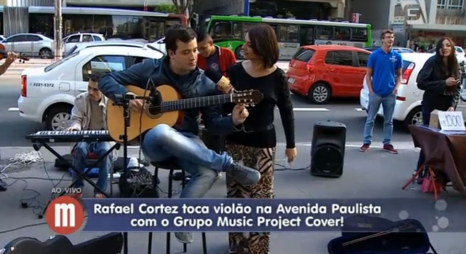 26.jun.2015 - Rafael Cortez toca violão na calçada da "Avenida Paulista"