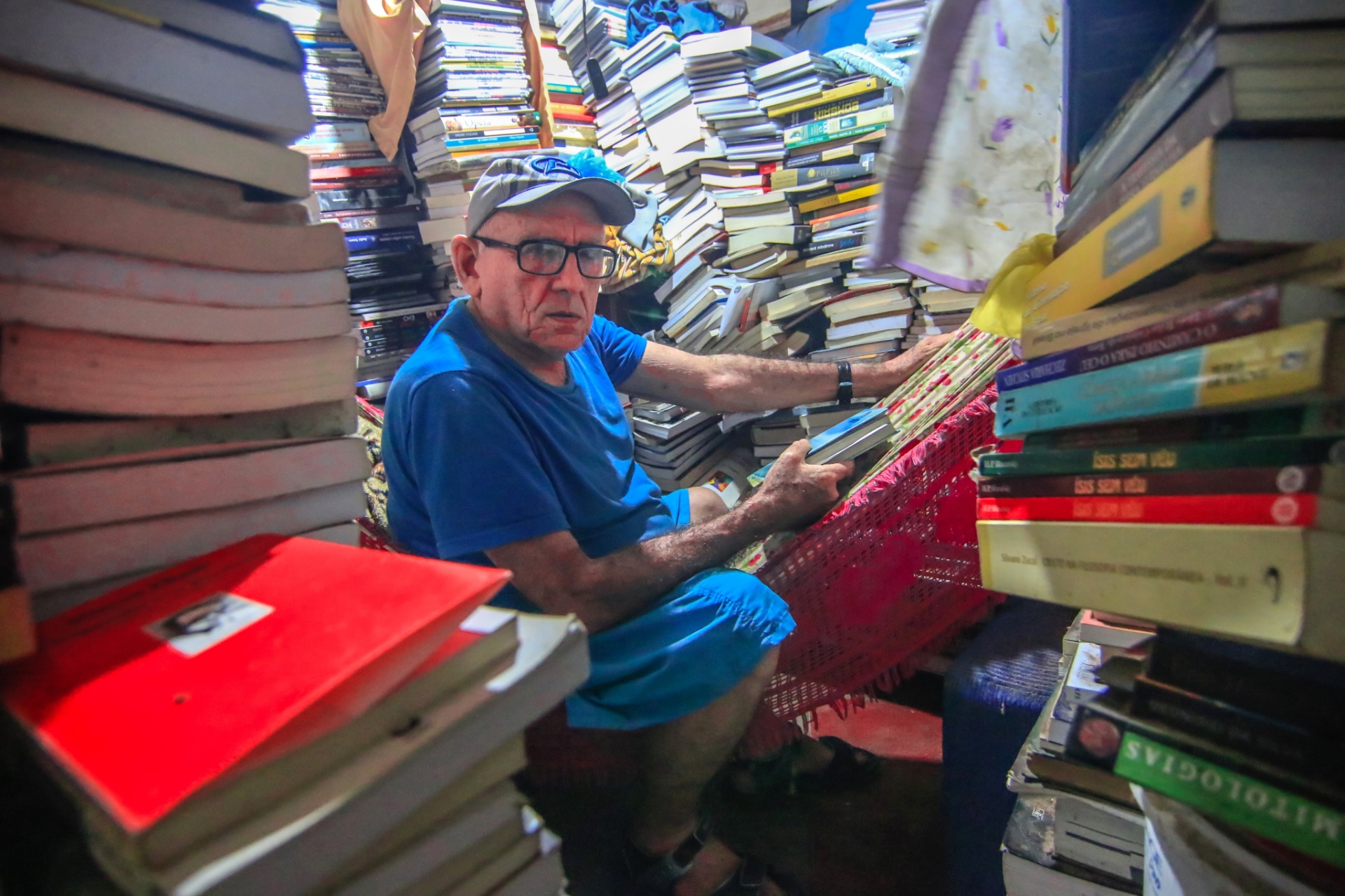Seu Inácio, de 75 anos, começou a se interessar por livros e filmes ainda menino, quando morava em Ceará-Mirim, região metropolitana de Natal - Canindé Soares/UOL