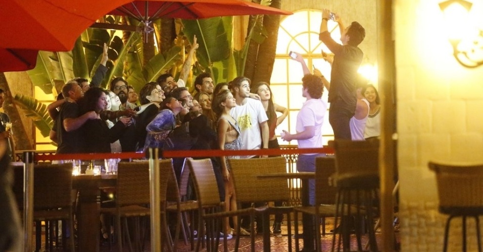 14.ago.2015 - O elenco se reuniu em um restaurante na Barra da Tijuca, zona oeste do Rio de Janeiro, para assistir junto o último capítulo de "Malhação"