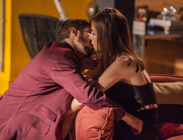 Grego (Caio Castro) e Margot (Maria Casadevall) se beijam em "I love Paraisópolis"