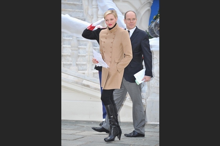 Princesa Charlene de Mônaco deu destaque às suas botas pretas com legging preta usada por dentro. O casaco soltinho no corpo funciona como um vestido para os dias mais frios. Neste look, qualquer outro modelo de calça teria criado volume extra à silhueta e estragado o visual - Getty Images
