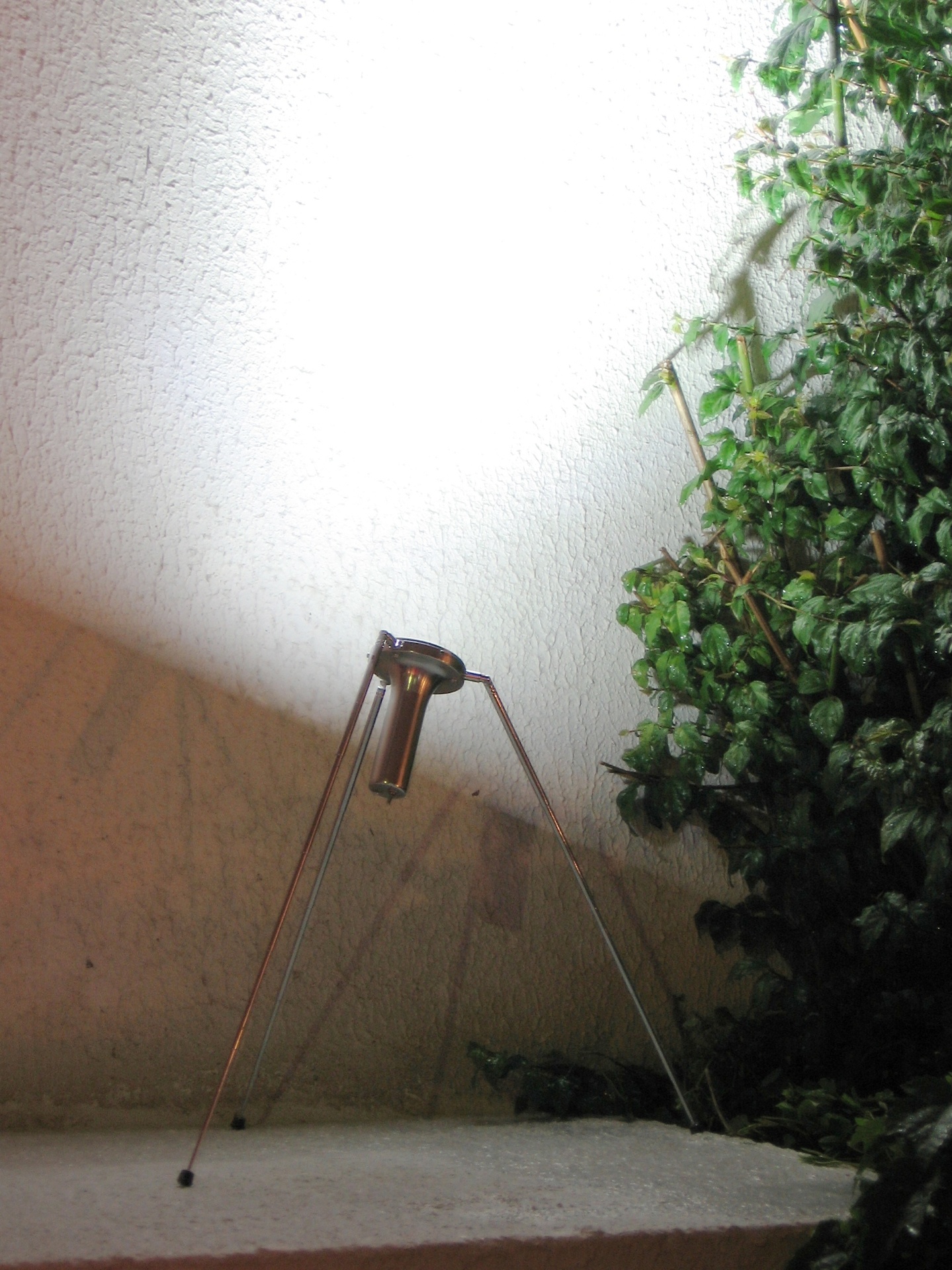 Prêmio Design MCB 2015 - categoria "Iluminação" - modalidade protótipo. 1º lugar: Luminária Tripé. Criada por Tom Green, a peça tem design lúdico que lembra uma aranha "pernuda" e permite que o usuário direcione o foco de luz. A produção do objeto é da Solar iluminação Ltda.. Os vencedores e finalistas serão expostos no Museu da Casa Brasileira em São Paulo (SP), de 26 de novembro de 2015 a 31 de janeiro de 2016. Outras informações: www.mcb.org.br - Divulgação