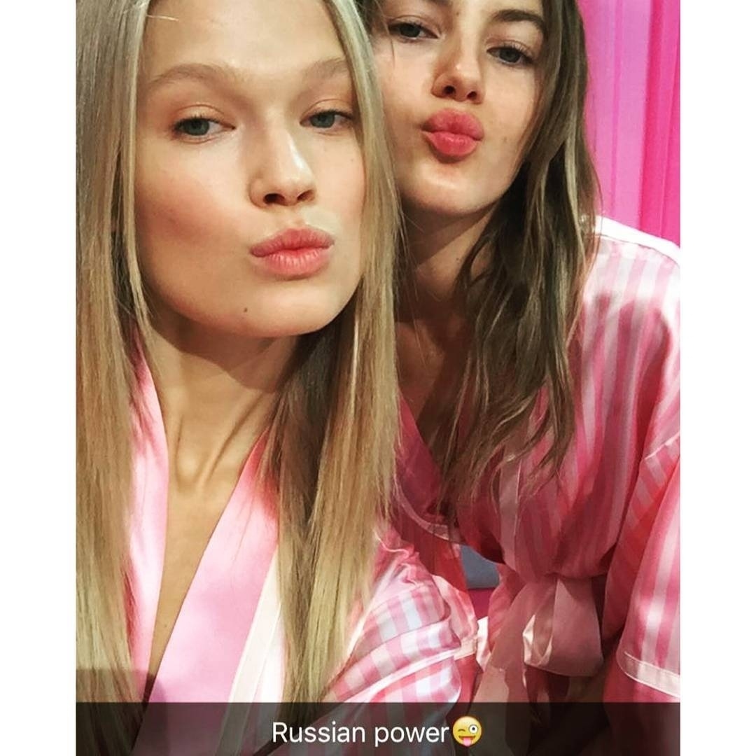 10.nov.2015 - Angels fazem biquinho e mostram bastidores do desfile no Snapchat - Reprodução/Snapchat/vitasidorkina