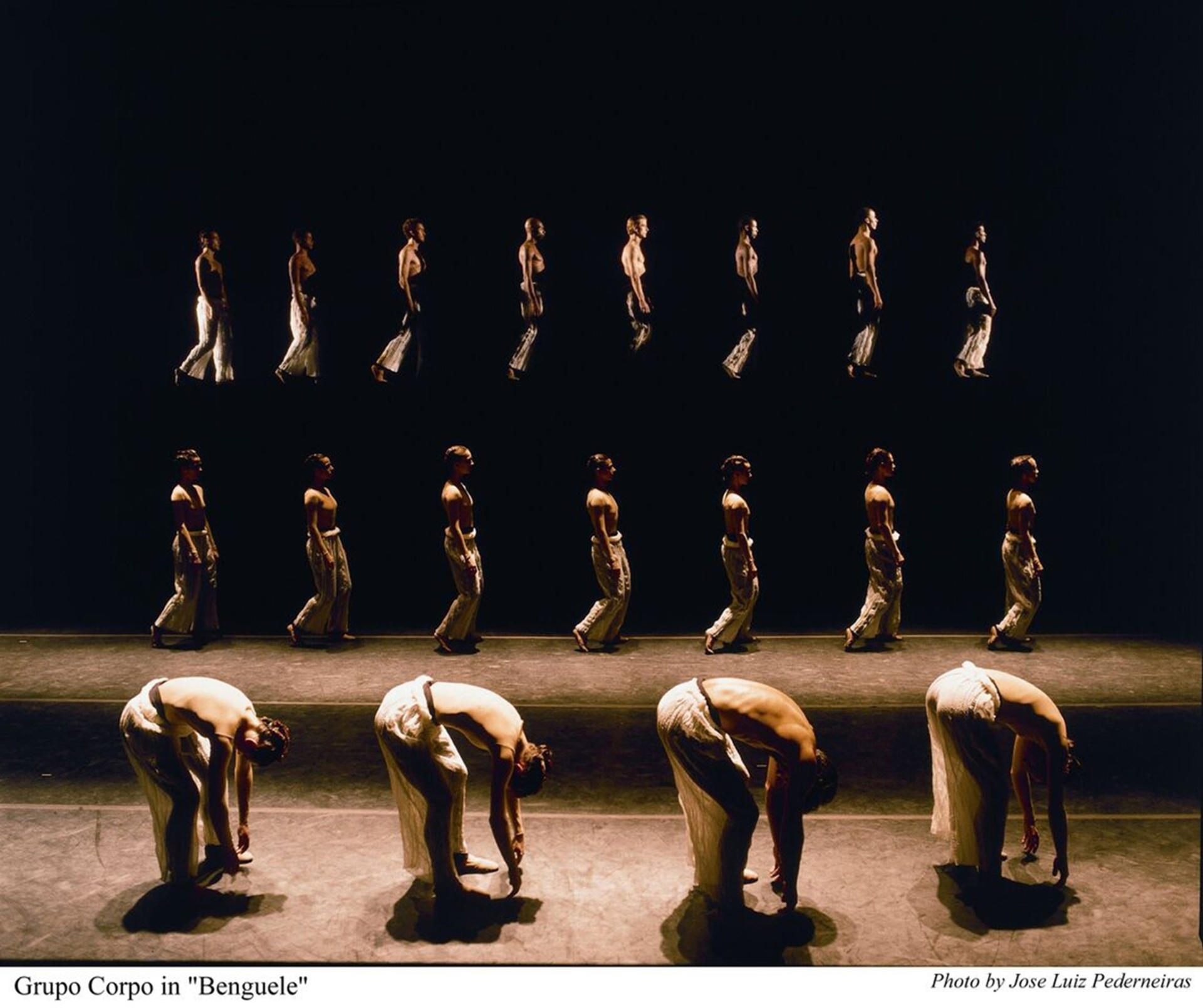 Cena do espetáculo "Benguelê" (1998), do Grupo Corpo, com música de João Bosco e coreografia de Rodrigo Pederneiras - José Luiz Pederneiras/Acervo Corpo