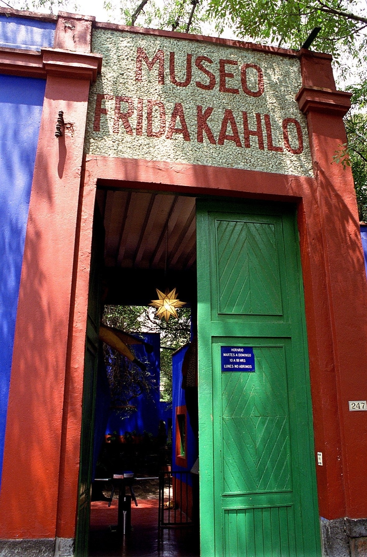 Entrada do museu Frida Kahlo (www.museofridakahlo.org.mx), conhecido também como A Casa Azul, local onde a artista mexicana nasceu e morreu (1907-1954). Hoje o imóvel situado na Cidade do México expõe as roupas, peças e coleções de arte da pintora - Aarón Fernández/ Folhapress