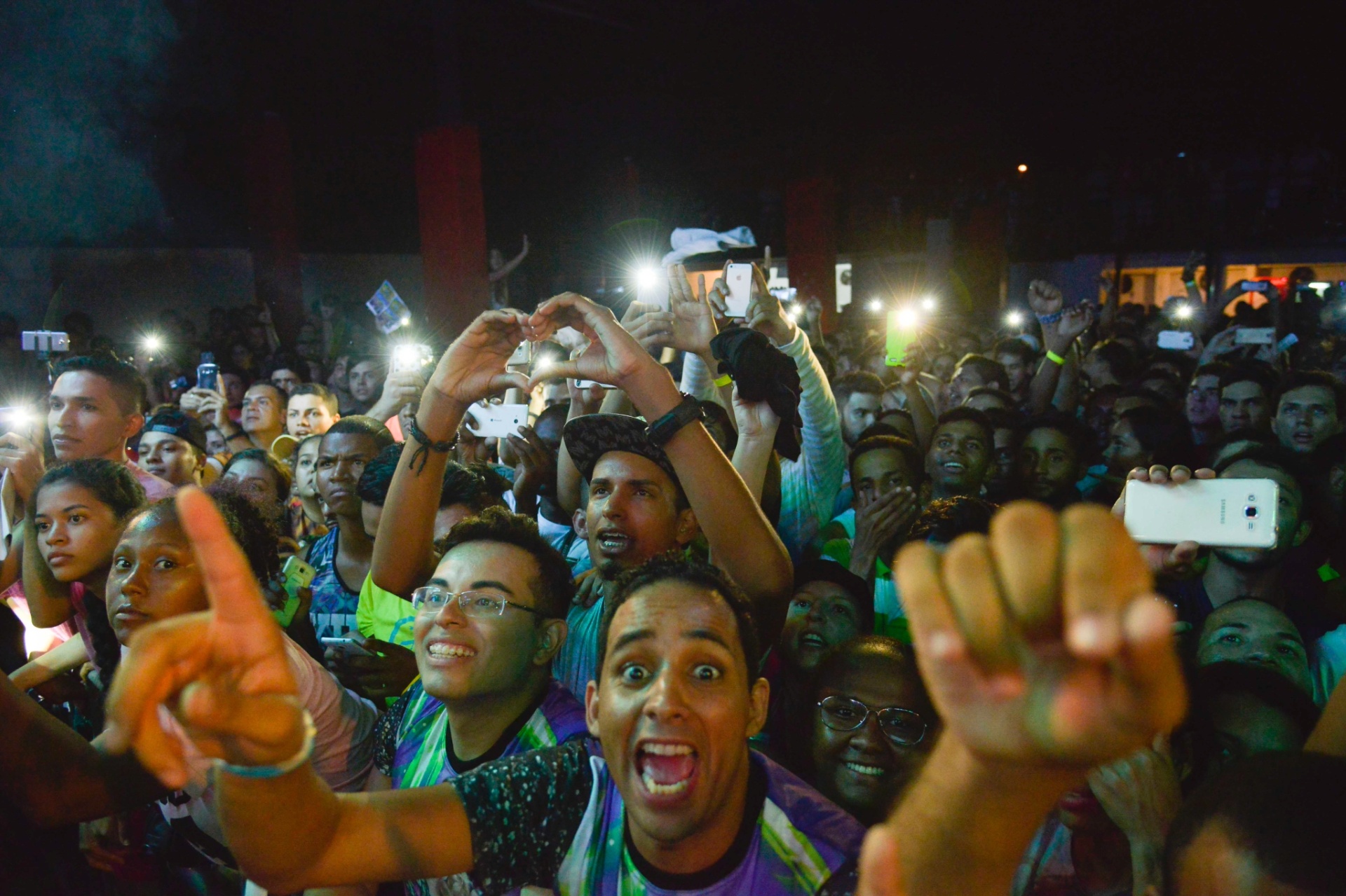 19.mar.2016 - Mesmo com as intempéries, o primeiro show solo de Joelma contou com o apoio dos fãs, que compareceu com gritos e faixas com os dizeres "a rainha voltou" - Cristiano Borges/UOL