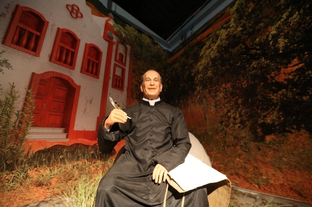 18.fev.2016 - Padre José Vilela, primeiro a documentar sobre o aparecimento da imagem de Nossa Senhora - Rivaldo Gomes/Folhapress