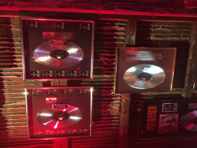 Em Los Angeles, no local onde os ingressos para o show do Guns N' Roses estavam sendo vendidos, foi montada uma mini-exposição com objetos antigos da banda - James Cimino/UOL