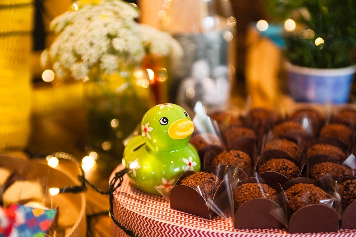 O patinho de cerâmica pintada deu um toque especial à bandeja de brigadeiros neste chá de bebê dos gêmeos Lucas e André. Os docinhos foram feitos pela Maria Baunilha (www.mariabaunilha.com ) - Sandra Pagano/Divulgação