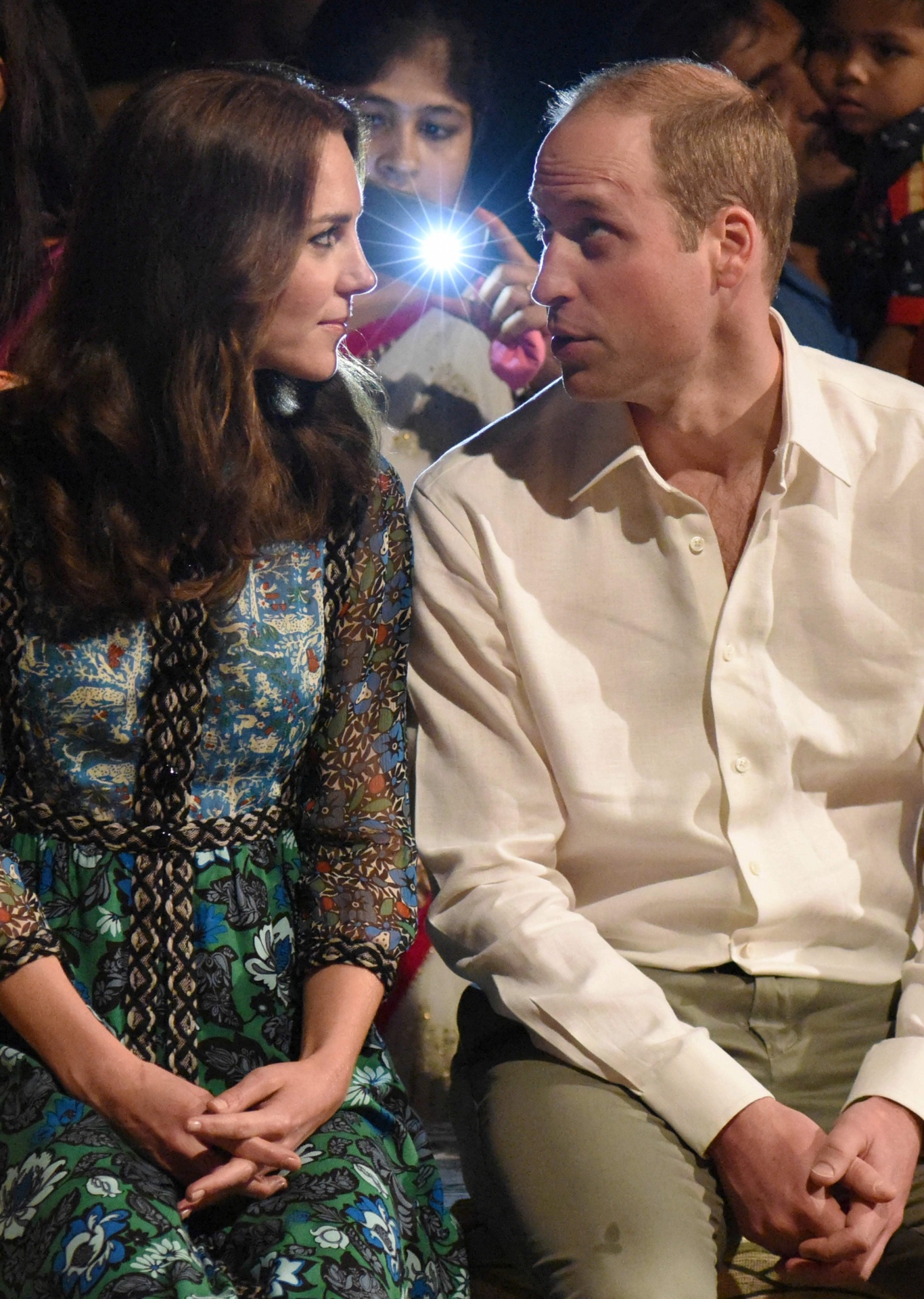 12.abr.2016 - Kate Middleton e o príncipe William conversam após assistir a apresentação da dança tradicional Bihu no parque nacional de Kaziranga, na Índia - AFP PHOTO/Biju Boro