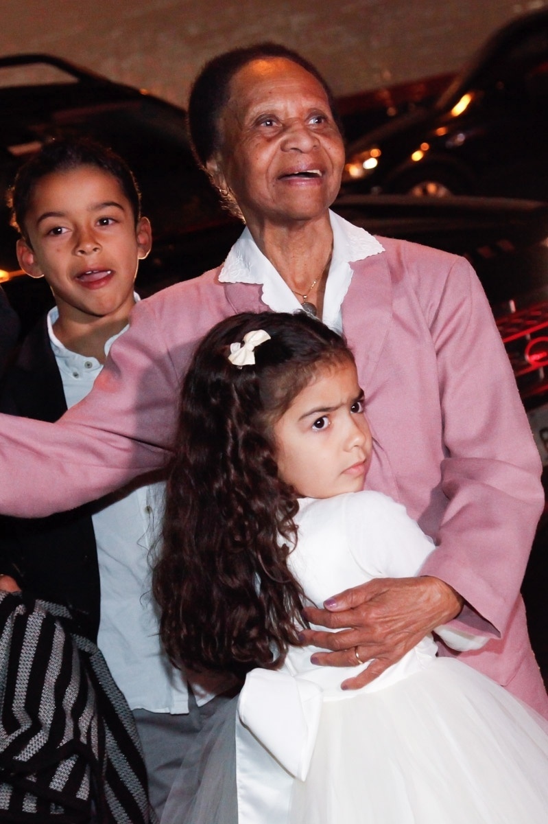 9.jul.2016 - A mãe de Pelé, Dona Celeste, posa para foto ao lado de familiares - Manuela Scarpa e Marcos Ribas/Brazil News