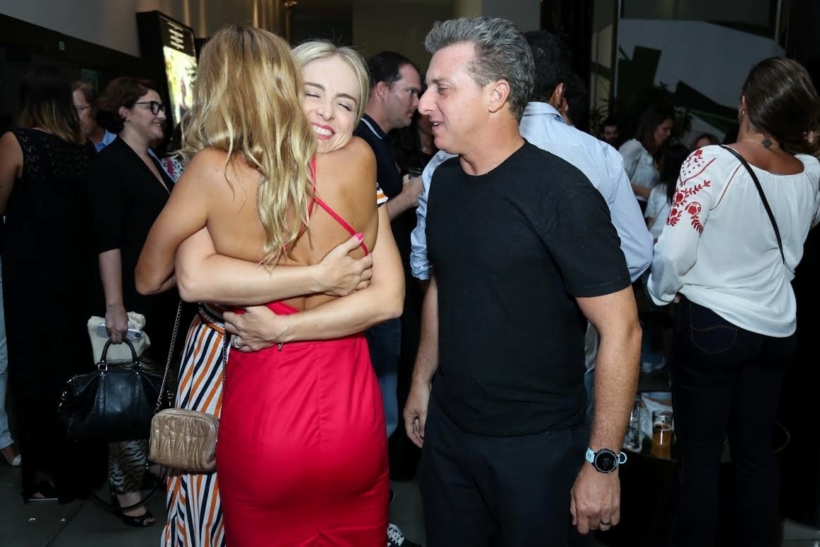 13.set.2016 - Ao lado de Luciano Huck, Angélica abraça Carolina Dieckmann na pr-estreia de "O Silêncio do Céu", no Shopping da Gávea, no Rio - Roberto Filho/Brazil News