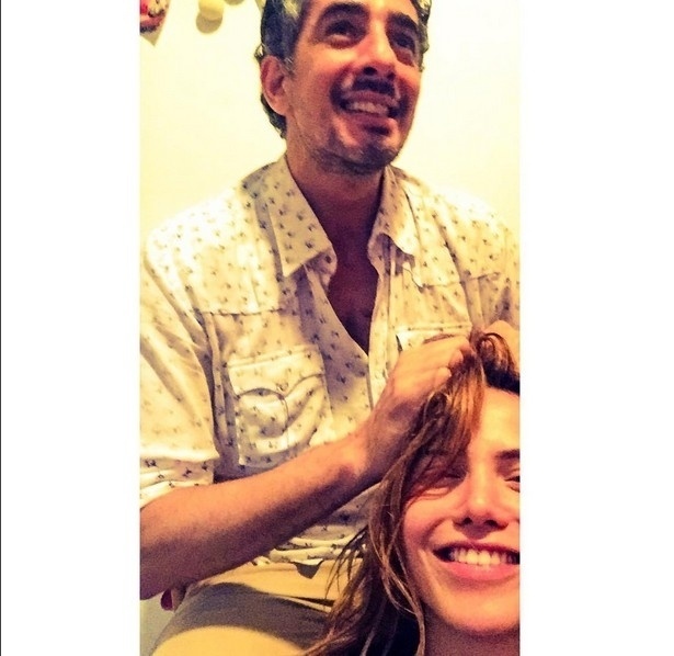 27.set.2016- Eles ainda não assumiram o namoro, mas Letícia Colin não esconde nas redes sociais a sua relação com Michel Melamed. Nesta terça-feira (27), a atriz compartilhou uma foto do ator, apontado como novo affair, mexendo nos seus cabelos. "Cabeleireiro #diadeestreiaeassim", escreveu na legenda se referindo ao lançamento de "Nada Será Como Antes",no mesmo dia. Na coletiva  da minissérie, Letícia falou sobre Melamed:"O Michel é incrível.Sem rotular, é o que tenho para falar" - Reprodução/Instagram/@leticiacolin