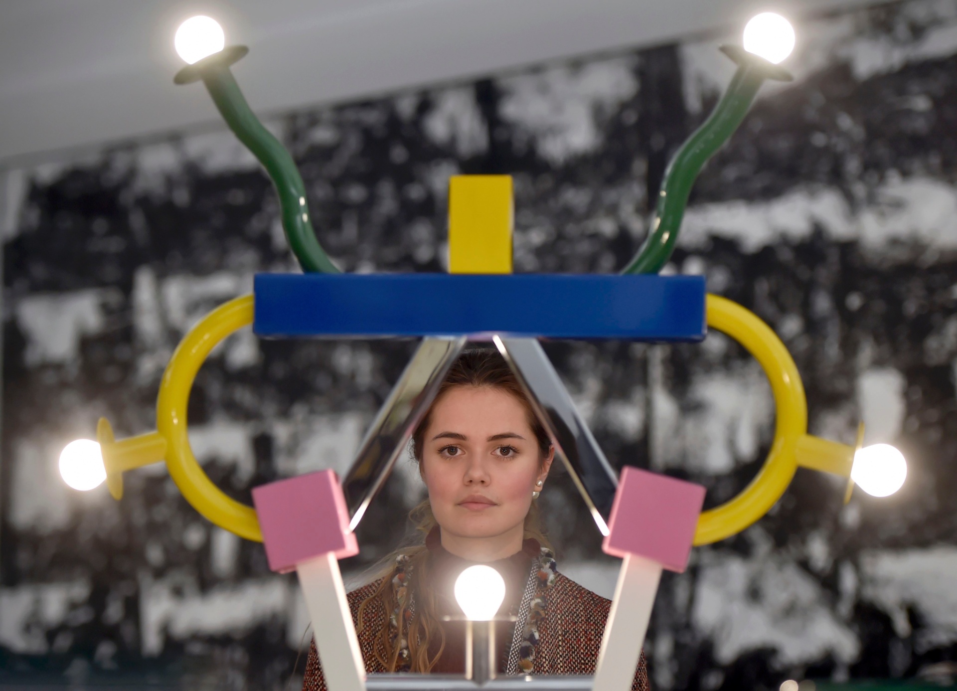 A paixão de Bowie pela pintura, morto em 10 de janeiro em Nova York aos 69 anos, o levou a colecionar obras que abrangem desde a arte "avant-garde" (vanguarda) britânica do pós-guerra ao expressionismo alemão. Na iamge, a obra "Ashoka Lamp", de Ettore Sottsass. - Hannah McKay/Reuters