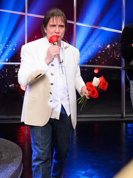Roberto Carlos distribui rosas no "Programa do Jô" - Ramon Vasconcelos/TV Globo - Ramon Vasconcelos/TV Globo