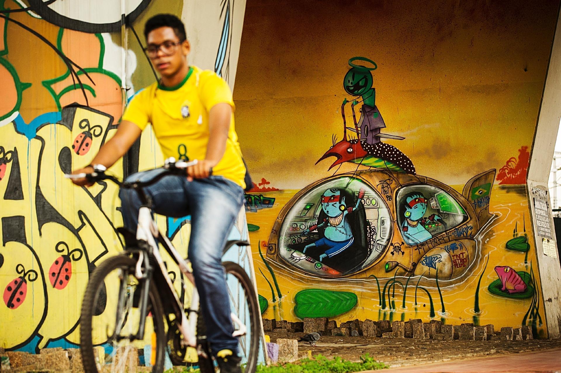 Obras grafitadas sob a linha do metro na Av Cruzeiro do Sul no bairro Santana - Eduardo Knapp/Folhapress