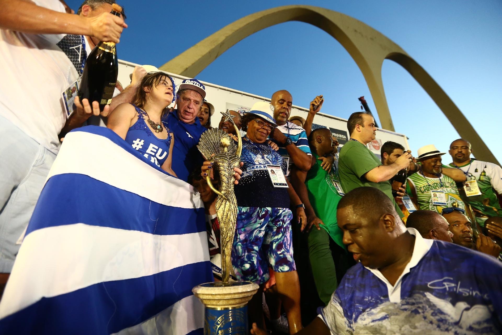 Portela é campeã do Carnaval do Rio de Janeiro e diretoria levanta taça - WILTON JUNIOR/ESTADÃO CONTEÚDO