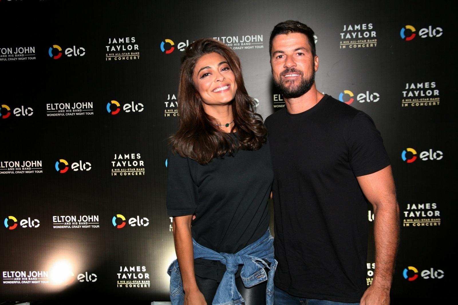 Prestes a estrear a novela "A Força do Querer", Juliana Paes vai acompanhada do marido ao show de Elton John no Rio de Janeiro, na noite de sábado (1º) - RT Fotografia/CS Eventos