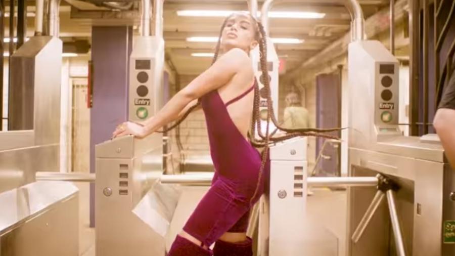 "Esqueci meu Bilhete Único!": Anitta sensualiza na catraca de uma estação em Nova York - Reprodução