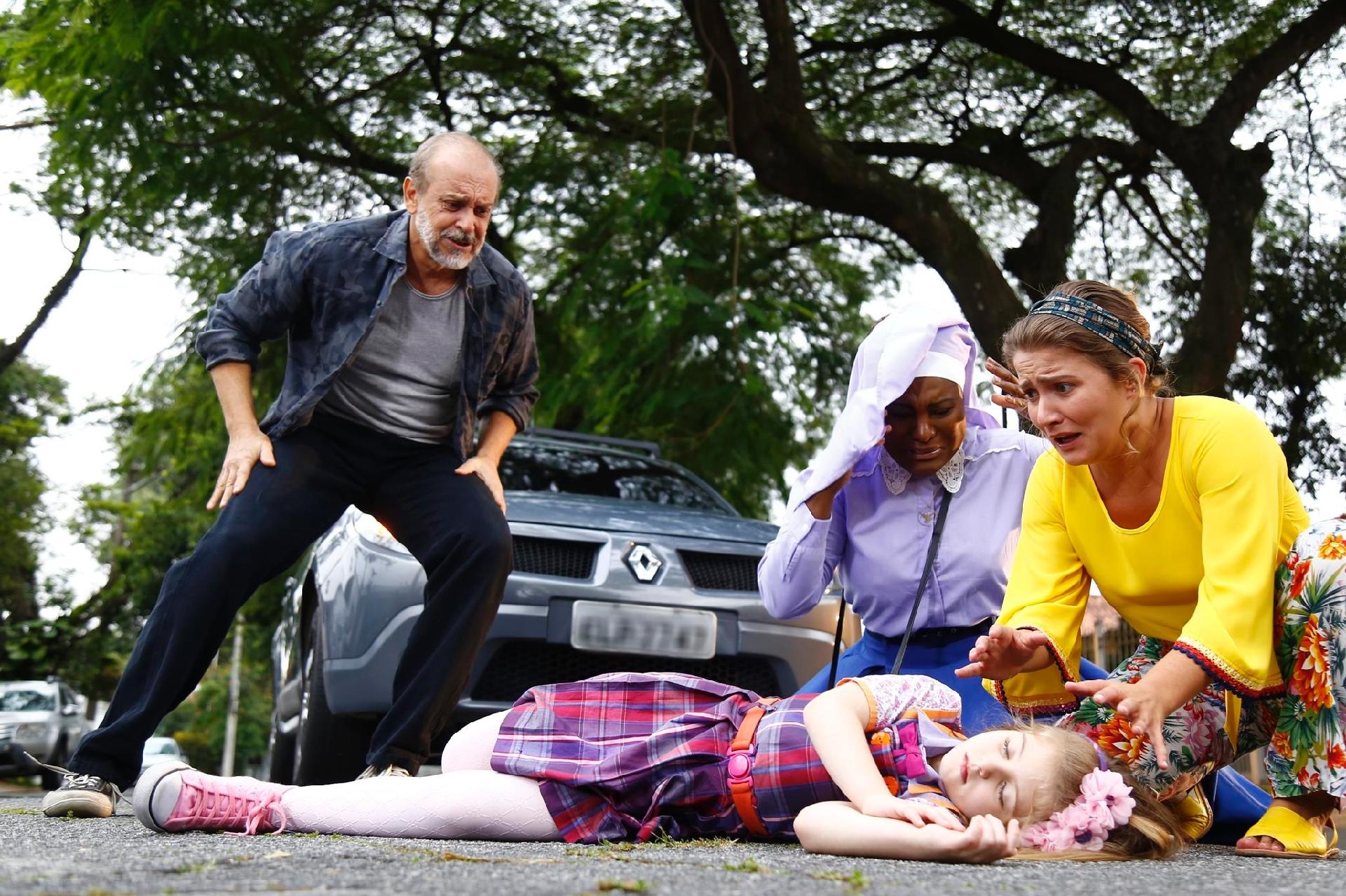 Dulce Maria cai na rua após ser atropelada em "Carinha de Anjo" - Rodrigo Belentani/SBT