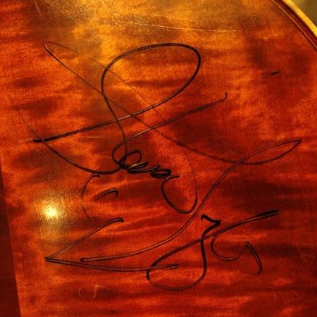 Autógrafo de Steven Tyler em violoncelo de músico de rua - Reprodução - Reprodução