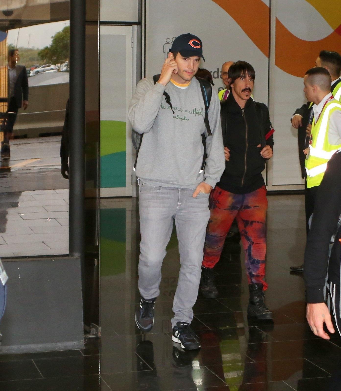 Asthon Kutcher desembarca no aeroporto do Rio - AgNews