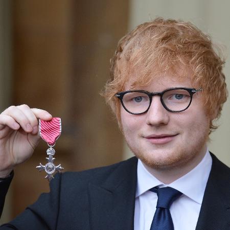 Ed Sheeran posa com medalha MBE no Palácio de Buckingham - John Stillwell/Divulgação/Reuters - John Stillwell/Divulgação/Reuters