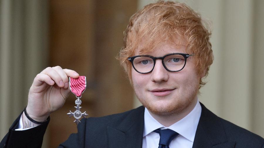 Ed Sheeran posa com medalha MBE no Palácio de Buckingham - John Stillwell/Divulgação/Reuters