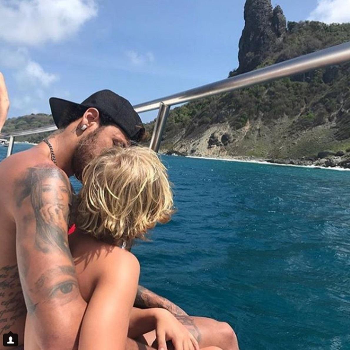 Bruna Marquezine e Neymar passeiam de barco - Reprodução/Instagram
