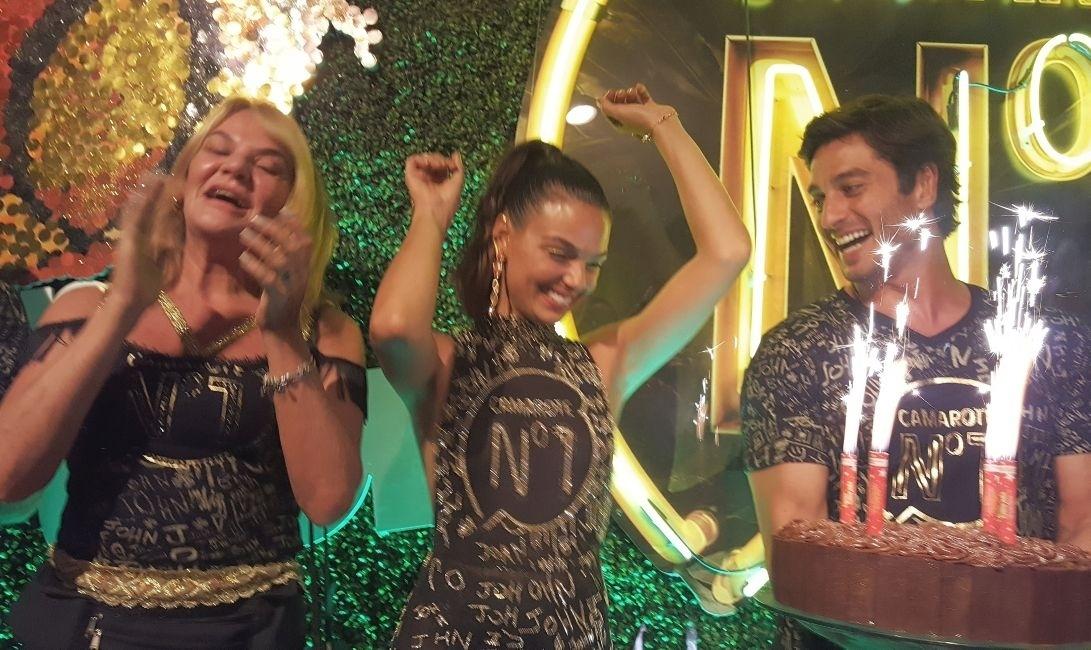 Isis Valverde completou 31 anos neste sábado (17) e ganhou bolo e parabéns, ao lado da mãe e do namorado - Tereza Novaes/UOL