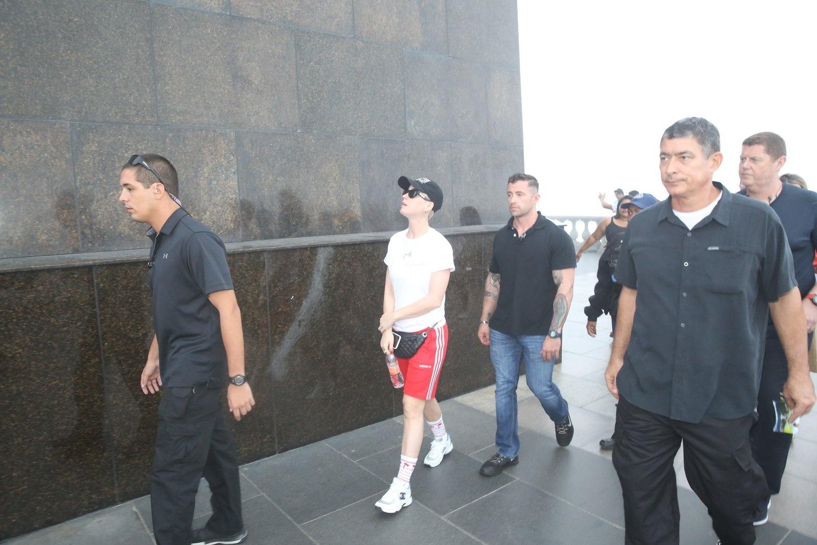 A cantora Katy Perry visitou o Cristo Redentor, no Rio de Janeiro, antes de fazer show na capital fluminense - AgNews